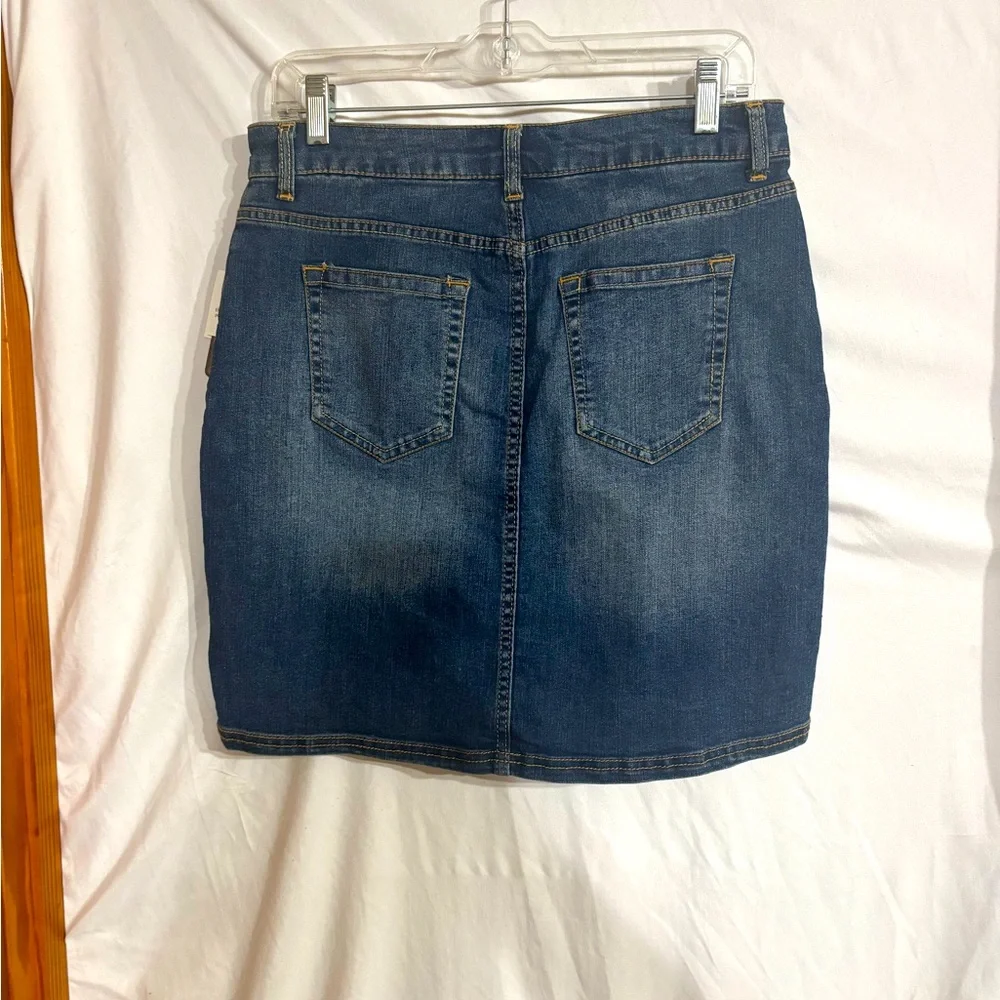 NWT Bit & Bridle womens size 8 Blue Denim Skirt with 5 pockets & zip closure.